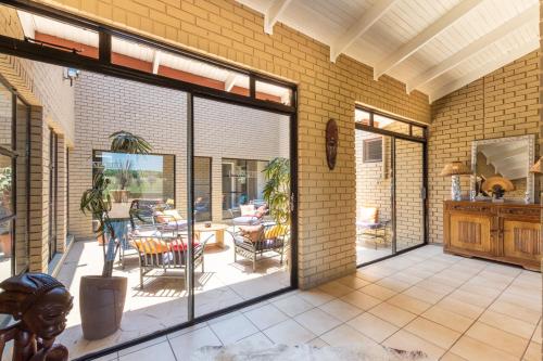 Kareefontein 8 Bedroom Lodge IKH1 in 塔巴津比