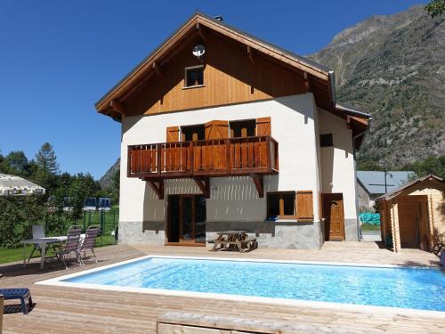 Modern Chalet with Swimming Pool and Sauna in Venosc gîte à louer Gragnolet