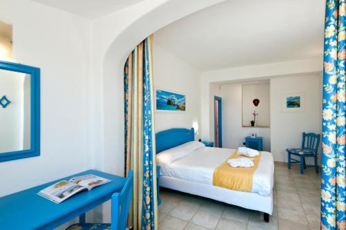 1 double bed, 1 twin bed
