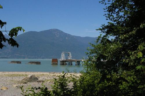 沙灘, 波爾陶灣奧運出傳奇小屋旅館 (Porteau Cove Olympic Legacy Cabins) in 弗里溪(BC)
