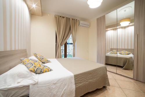 1 king bed, 3 twin beds