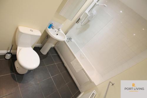---PORT LIVING--- NEWCASTLE CITY - JESMOND - APARTMENT- 3 BEDS - 3 BATHS - 1-6 Guests