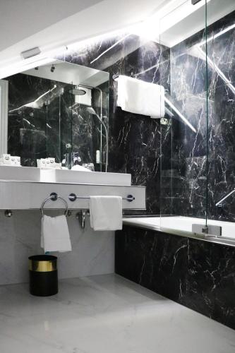 COURT HOTEL - image 4