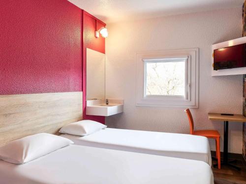 Cabrio Twin Room with Bathroom