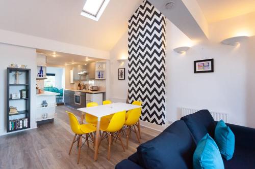Funky & fabulous in buzzy, cool, BEST location!!!