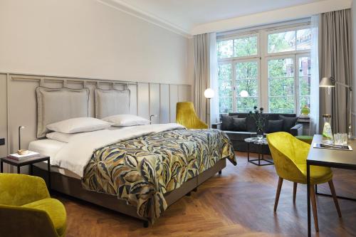 1 queen bed, 1 sofa bed