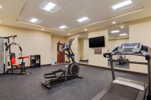 Comfort Inn & Suites - image 2
