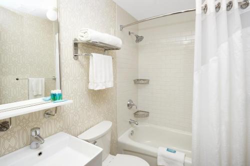 Standard King Room room in Holiday Inn Express Chicago - Magnificent Mile By IHG