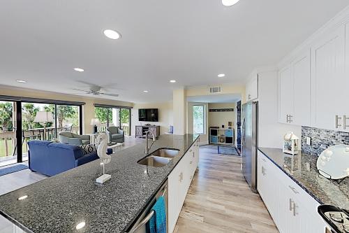 New Listing! Updated Corner Unit with Beach Path condo - image 3