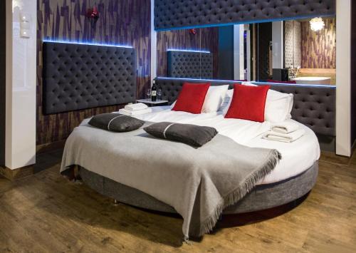 Yourplace Romantic Apartment with private patio 1
