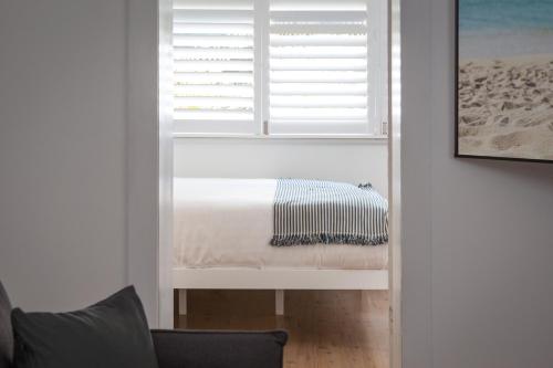 Renovated Art Deco Apartment Steps from Beach