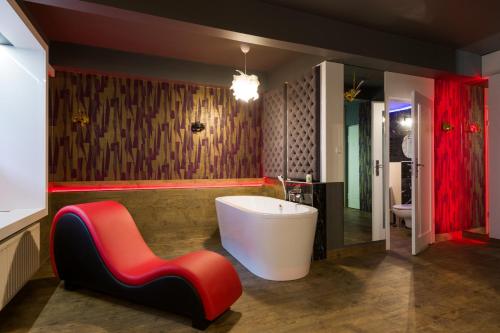 Yourplace Romantic Apartment with private patio - image 4