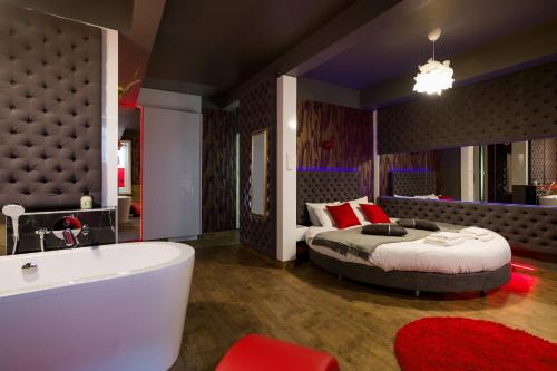 Yourplace Romantic Apartment with private patio 5