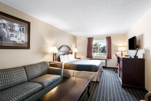 Rodeway Inn Cedar Rapids - image 10