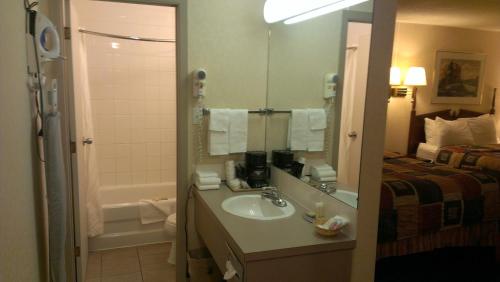 Super 8 by Wyndham Lethbridge, Lethbridge (photo 2)
