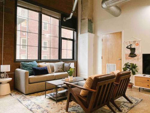 Cozy Downtown Loft - image 5