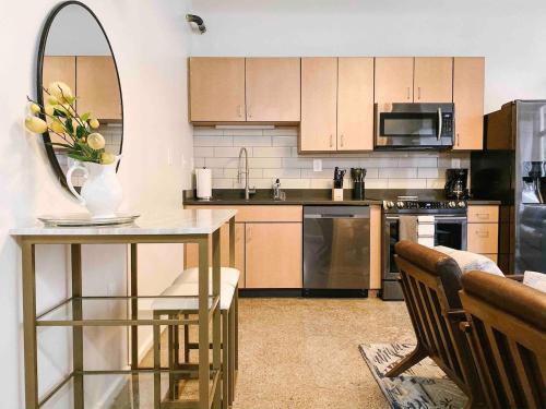 Cozy Downtown Loft - image 10
