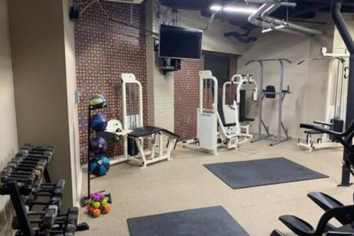 Cozy Downtown Loft - image 7