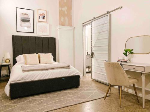 Cozy Downtown Loft - image 6
