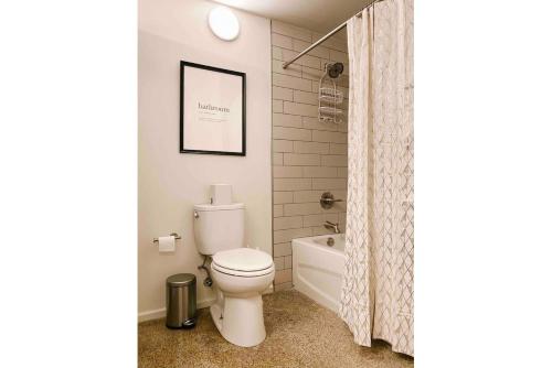 Cozy Downtown Loft - image 3