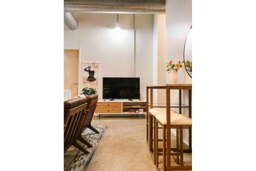 Cozy Downtown Loft - main image