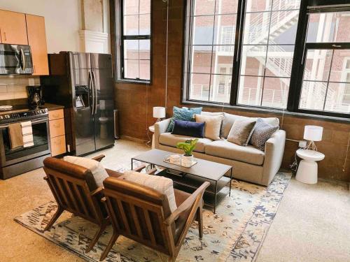 Cozy Downtown Loft - image 9