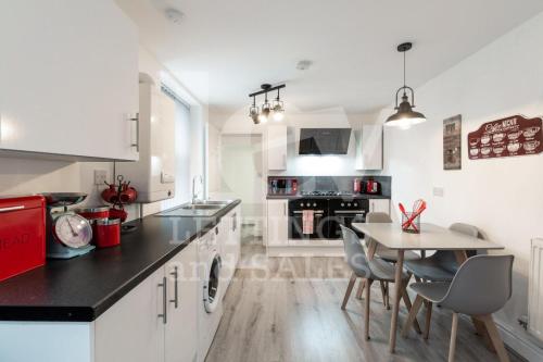 Lush Apartment 5 Bedroom House - Wbr, Tuebrook, Merseyside