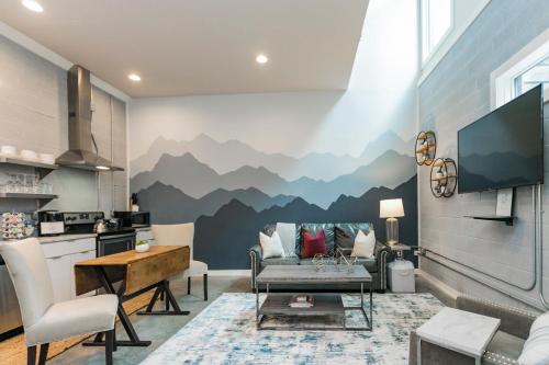 Luxury Loft Private Roof Top & Free Parking - image 6