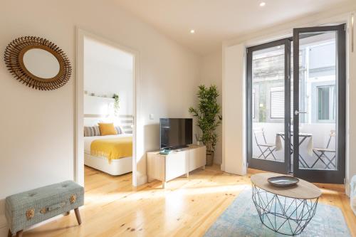 Stylish City Center Apartment with Balcony and Air Conditioning, Порту