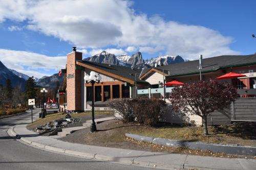 A szálláshely kívülről, The Drake Inn in Canmore (Alberta)
