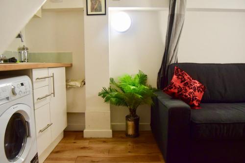 1 Bedroom Shadwell Flat, , London