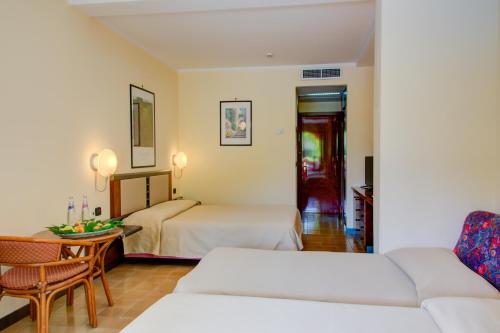 1 queen bed, 2 twin beds