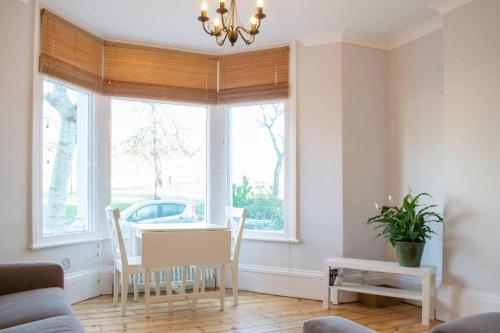 Bright And Homely 2 Bedroom Flat In Lovely Area, , London