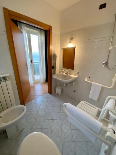 King Room with Roll-In Shower - Disability Access