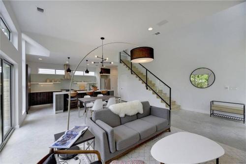 Stunning Modern Home w Pool & Hot Tub in DT Austin