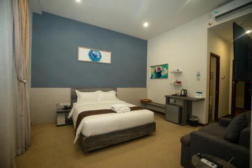 Green Rose Hotel Room Type - Deluxe Queen Room