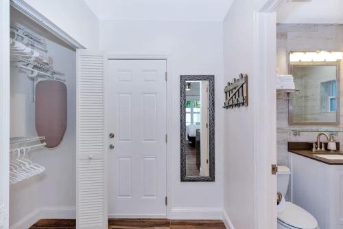 1757 A Relaxing Hideaway 1: 1.5 miles to Beach & Las Olas - image 14