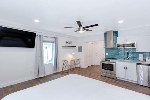 1757 A Relaxing Hideaway 1: 1.5 miles to Beach & Las Olas - image 6