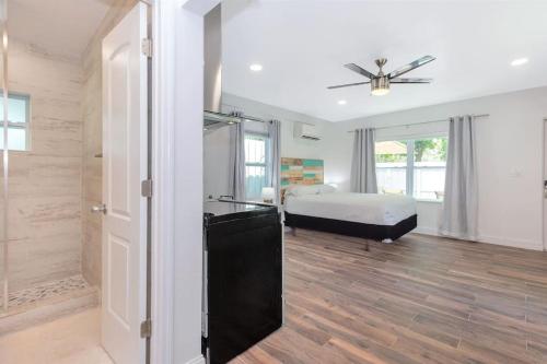 1757 A Relaxing Hideaway 1: 1.5 miles to Beach & Las Olas - image 9