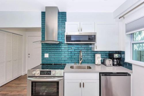 1757 A Relaxing Hideaway 1: 1.5 miles to Beach & Las Olas - image 4