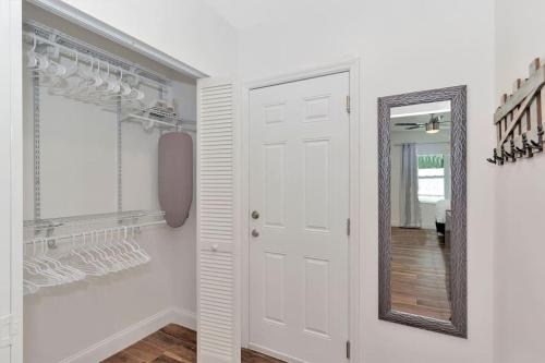 1757 A Relaxing Hideaway 1: 1.5 miles to Beach & Las Olas - image 12