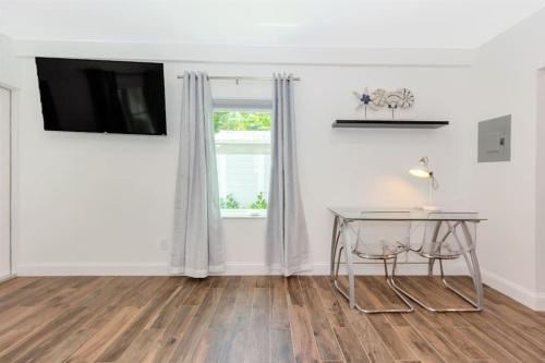 1757 A Relaxing Hideaway 1: 1.5 miles to Beach & Las Olas - image 13