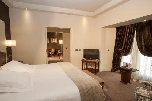 Junior Suite with Terrace - The Wellington Club image 8