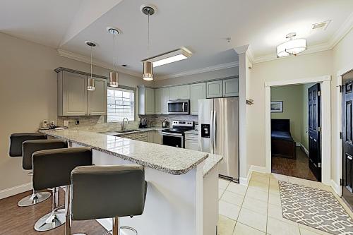 New Listing! Beach Bliss Condo with Porch & Pool condo - image 7