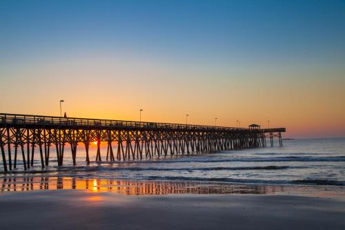 New Listing! Beach Bliss Condo with Porch & Pool condo - image 8
