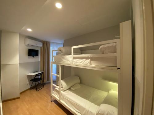 Quadruple Room with Private Bathroom image 7