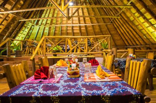 Restaurace, Kibale Forest Camp by NATURE LODGES LTD in Kyenjojo