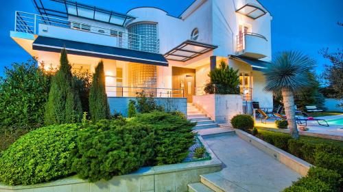 Luxury villa Nicol with pool and sea view 300m from the beach in Pješčana Uvala