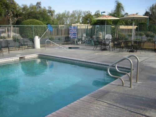 Edge Water Inn - image 10