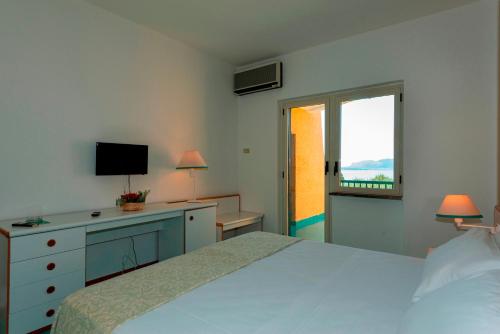 1 double bed, 1 twin bed